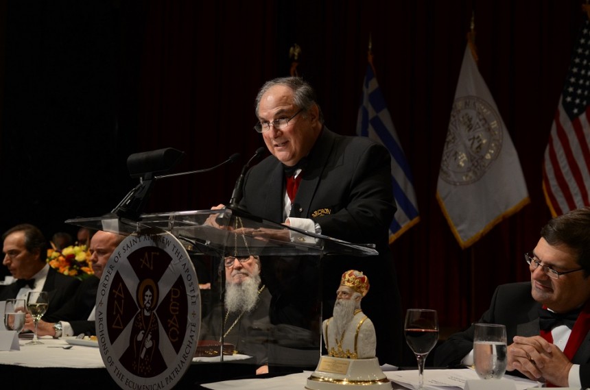 Κοντινή φωτογραφία ενός μέλους του Οικουμενικού Πατριαρχίου το οποίο μιλάει στο βήμα