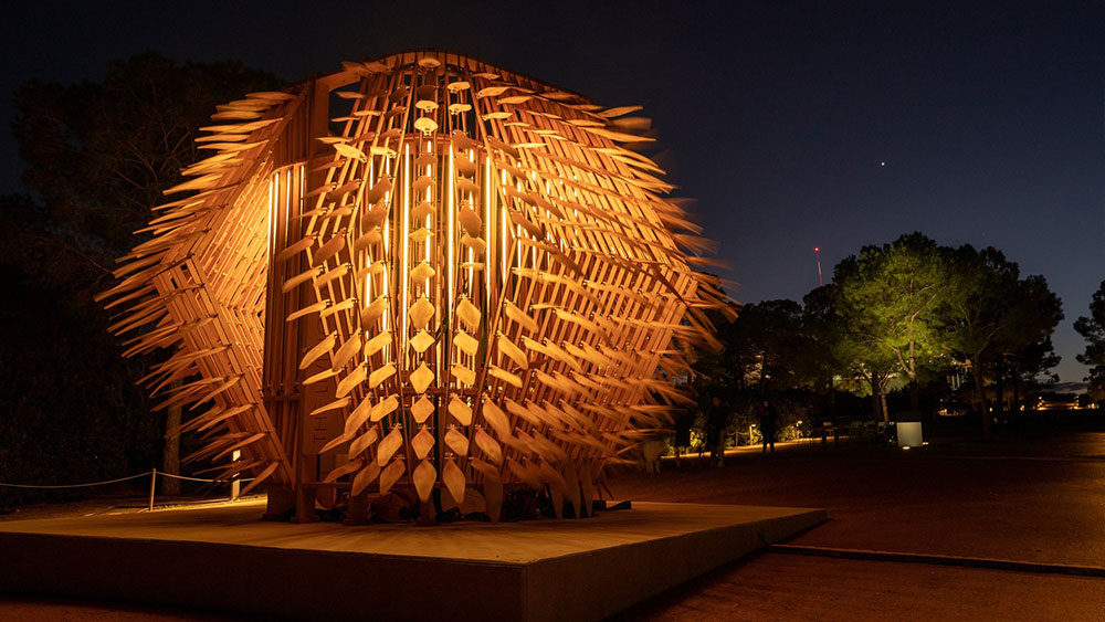 Ένα μεγάλο υπαίθριο γλυπτό δίπλα σε ένα μονοπάτι στο Κέντρο Πολιτισμού Ίδρυμα Σταύρος Νιάρχος