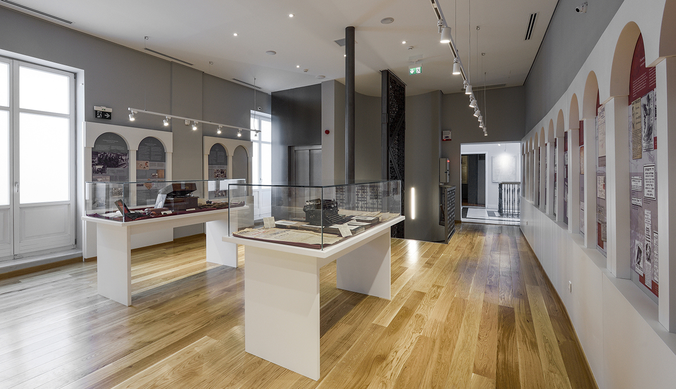 Μια αίθουσα στη νέα πτέρυγα του Εβραϊκού Μουσείου Θεσσαλονίκης, η οποία εκθέτει ιστορικά αντικείμενα μέσα σε προστατευτικό γυαλί