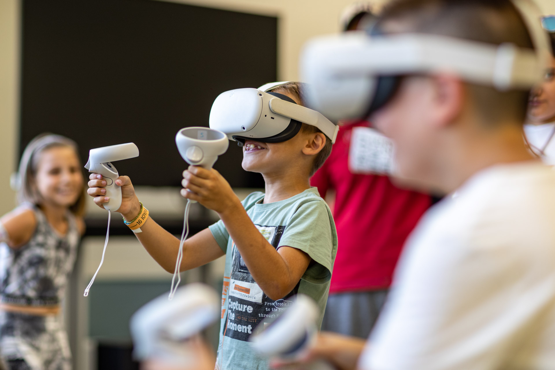 Ένα παιδάκι χαμογελάει παίζοντας VR 