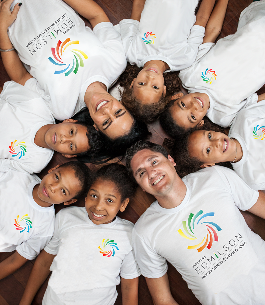 Ένας άντρας, μια γυναίκα και έξι παιδιά είναι ξαπλωμένοι και ενώνουν τα κεφάλια τους για μια φωτογραφία 