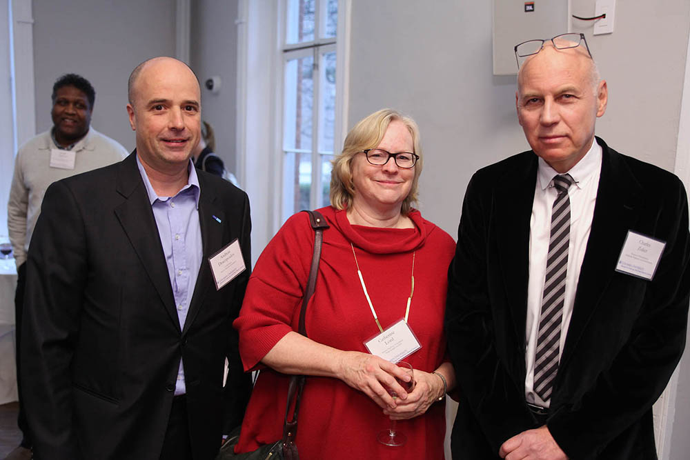 Ο Ανδρέας Δρακόπουλος, μια γυναίκα και ένας άνδρας χαμογελούν για μια φωτογραφία