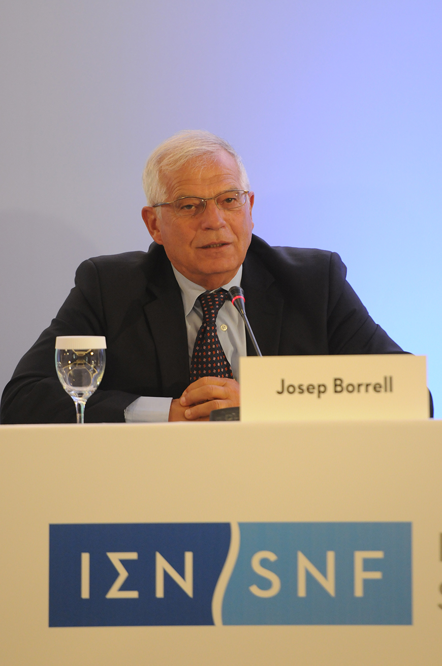 Κοντινή φωτογραφία ενός άντρα που κάθεται σε ένα τραπέζι το οποίο φέρει το λογότυπο του Ιδρύματος Σταύρος Νιάρχος και έχει μπροστά του ένα μικρόφωνο και ένα καρτελάκι το οποίο φέρει το όνομά του, Josep Borrell