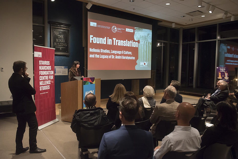 Μια γυναίκα κάνει μια παρουσίαση με τίτλο 