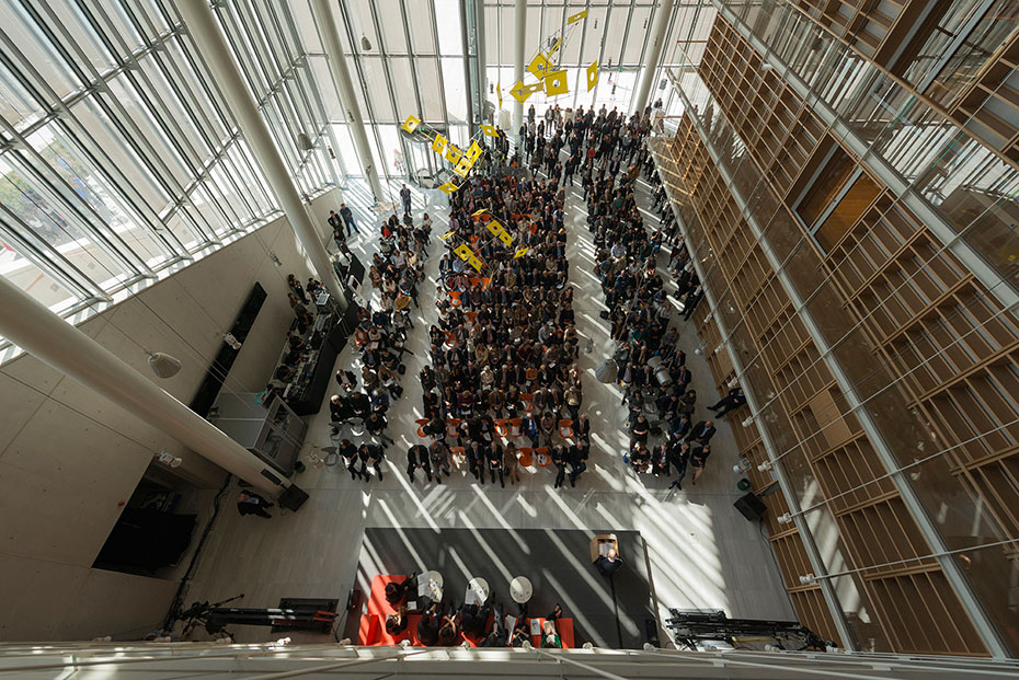 Άποψη από τα ανώτερα επίπεδα του κτιρίου των ανθρώπων που έχουν συγκεντρωθεί στην Εθνική Βιβλιοθήκη και που κάθονται για να παρακολουθήσουν μια παρουσίαση