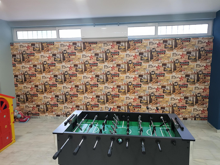 Μια φωτογραφία από το εσωτερικό του New Hall, το οποίο διαθέτει ένα επιδαπέδιο ποδοσφαιράκι 