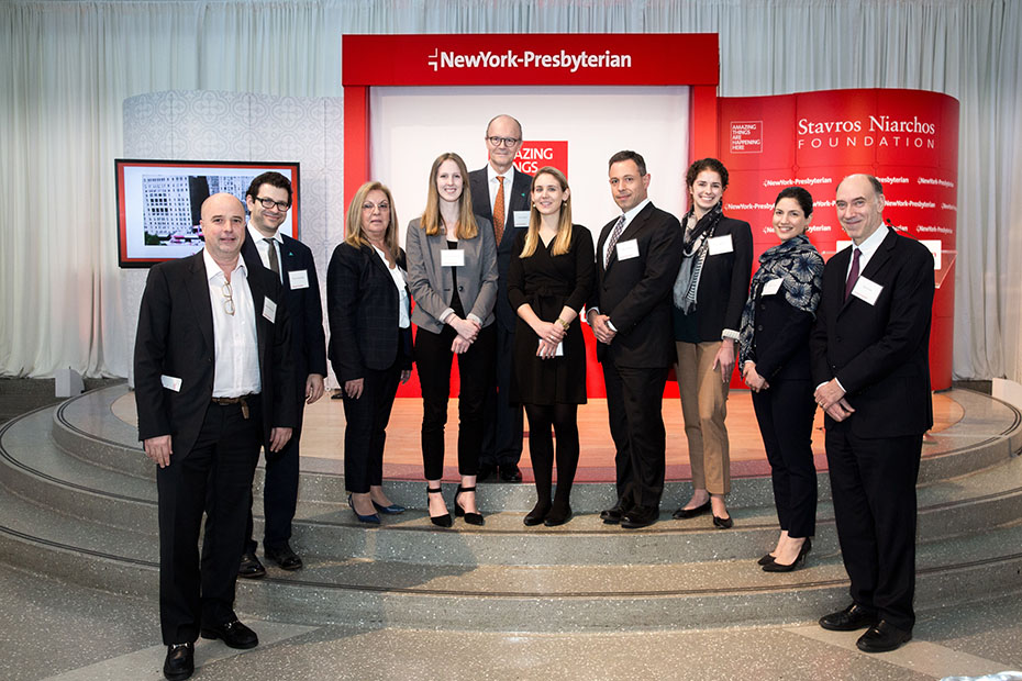 Μια ομάδα μελών του Ιδρύματος Σταύρος Νιάρχος και του Πρεσβυτερίου της Νέας Υόρκης στέκονται για μια φωτογραφία