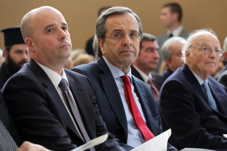 Ο Αντώνης Σαμαράς, πρωθυπουργός της Ελληνικής Δημοκρατίας, κάθεται δίπλα στον Ανδρέα Δρακόπουλο, πρόεδρο του Ιδρύματος Σταύρος Νιάρχος