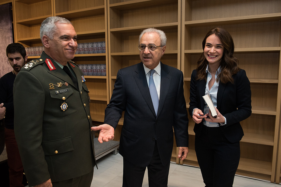 Τρεις εκπρόσωποι μιλούν στην παρουσίαση του βιβλίου του πρέσβη Βασίλη Κασκαρέλη 