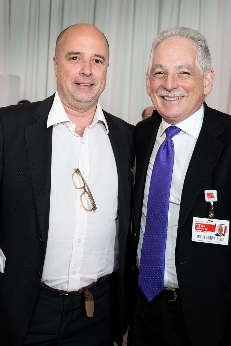 Ο Ανδρέας Δρακόπουλος, πρόεδρος του Ιδρύματος Σταύρος Νιάρχος, φωτογραφίζεται με τον γιατρό Steven Corwin