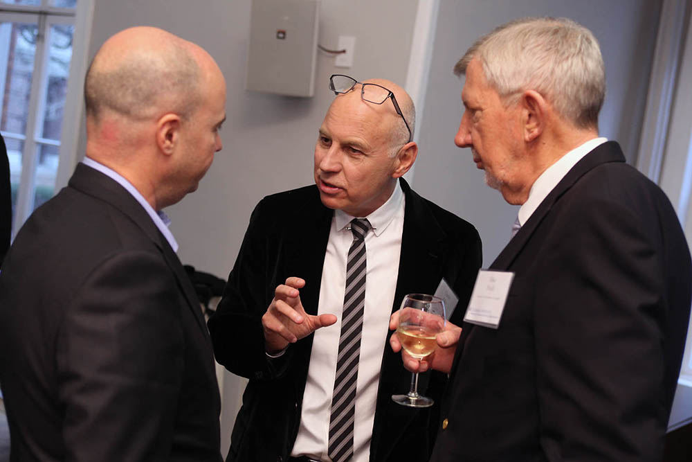 Ο Ανδρέας Δρακόπουλος και δύο άλλοι άνδρες συζητούν ενώ στέκονται