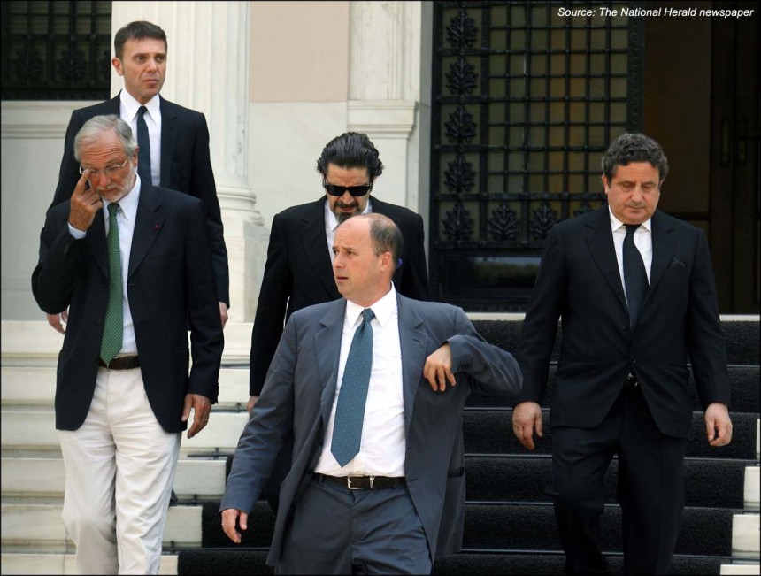 Ο Αντρέας Δρακόπουλος, Πρόεδρος του Ιδρύματος Σταύρος Νιάρχος, κατεβαίνει τα σκαλιά μαζί με άλλους τέσσερις άντρες