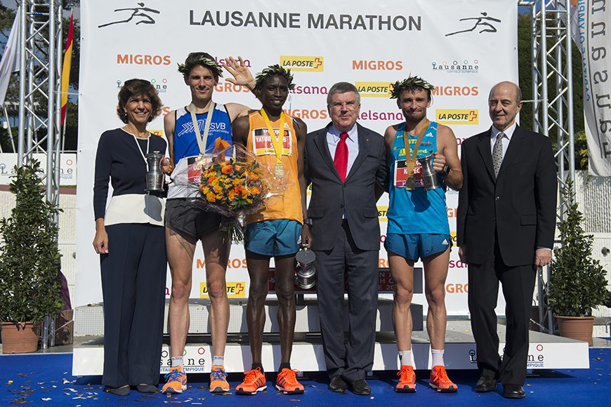 Οι νικητές του μαραθωνίου χαμογελούν για μια φωτογραφία κρατώντας τα βραβεία τους