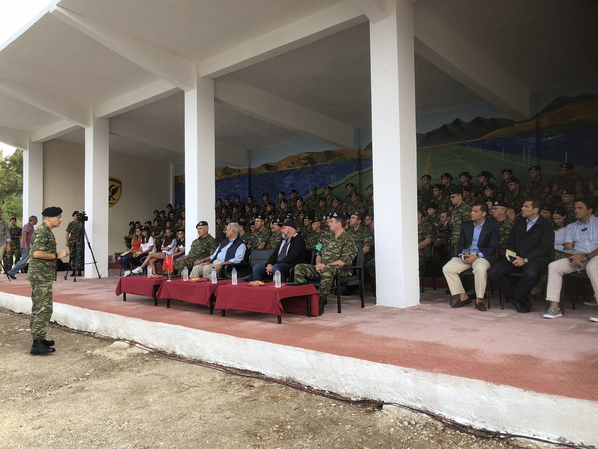 Ο Ανδρέας Δρακόπουλος κάθεται με πολλά μέλη της Ακαδημίας του Ελληνικού Στρατού έξω στο Λουτράκι