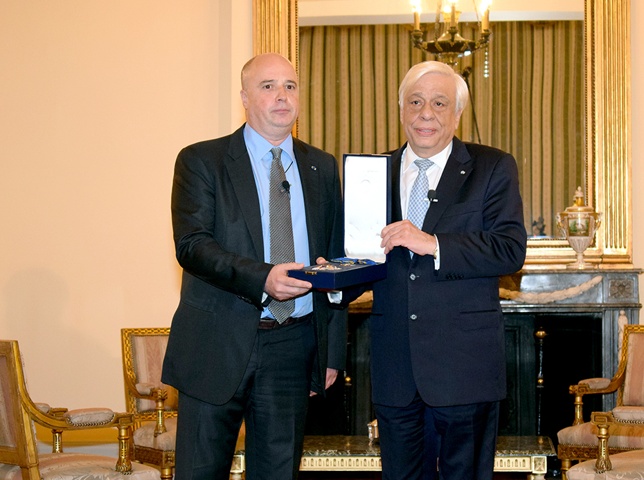 Ο Αντρέας Δρακόπουλος, Πρόεδρος του Ιδρύματος Σταύρος Νιάρχος, μαζί με τον Προκόπη Παυλόπουλο, κρατούν ένα βραβείο τιμής και φωτογραφίζονται 