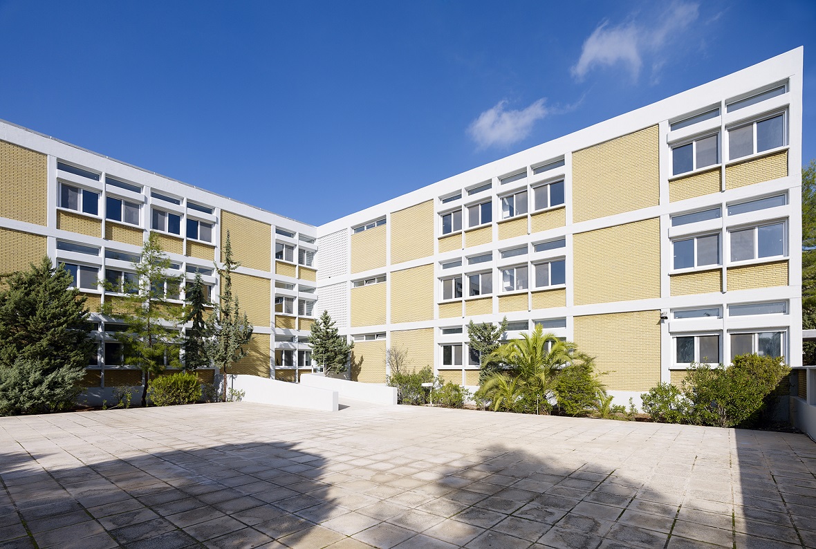 Το εξωτερικό της Στρατιωτικής Σχολής Ευελπίδων