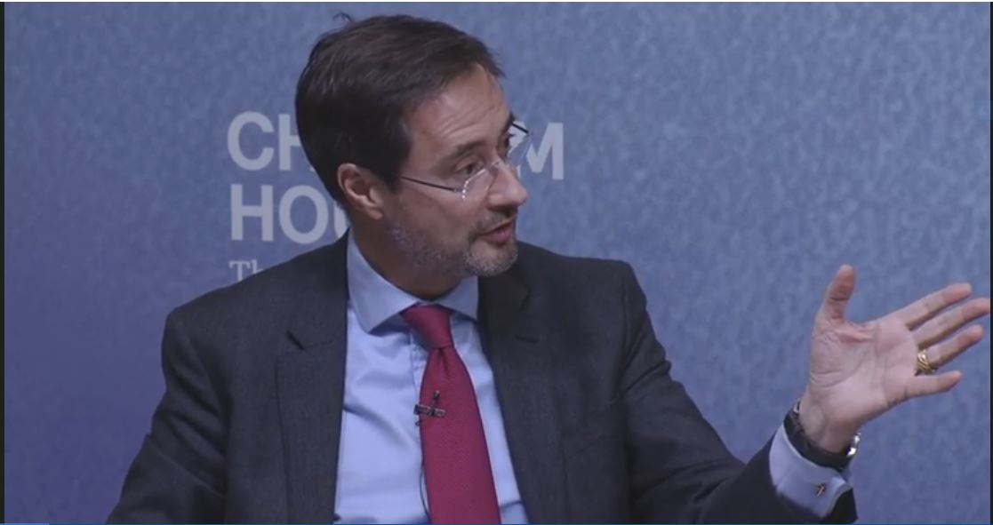 Ένα μέλος του πάνελ μιλάει στη σκηνή του Chatham House