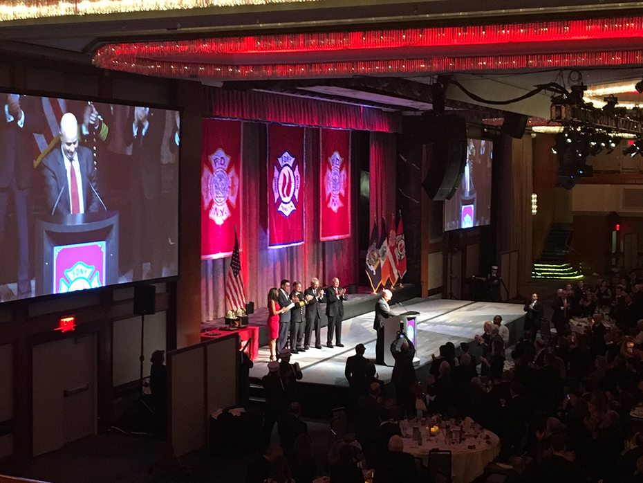 Μακρινή φωτογραφία από τη σκηνή στην οποία ο Αντρέας Δρακόπουλος, Πρόεδρος του Ιδρύματος Σταύρος Νιάρχος βγάζει λόγο 