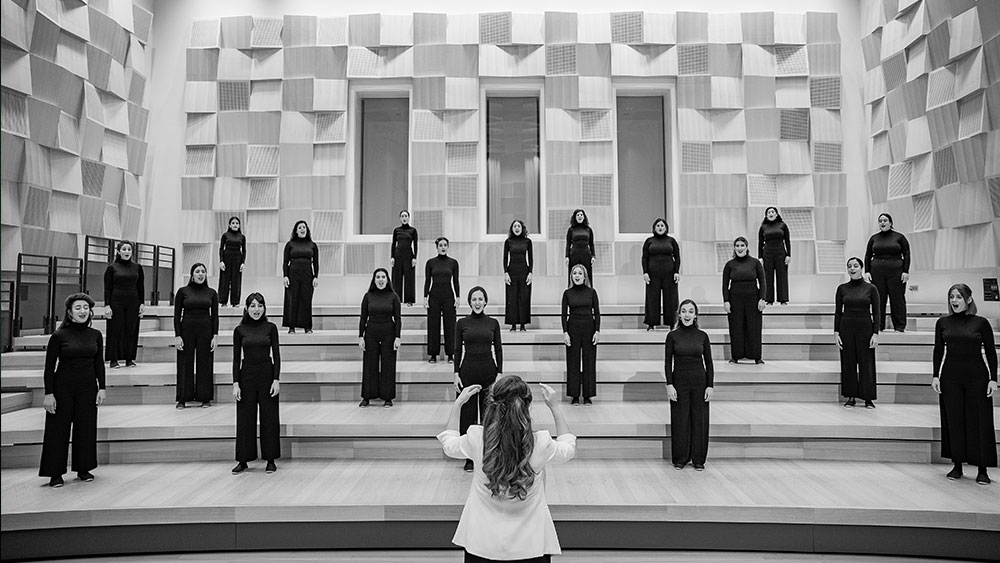 Μια γυναίκα καθοδηγεί μια γυναικεία χορωδία