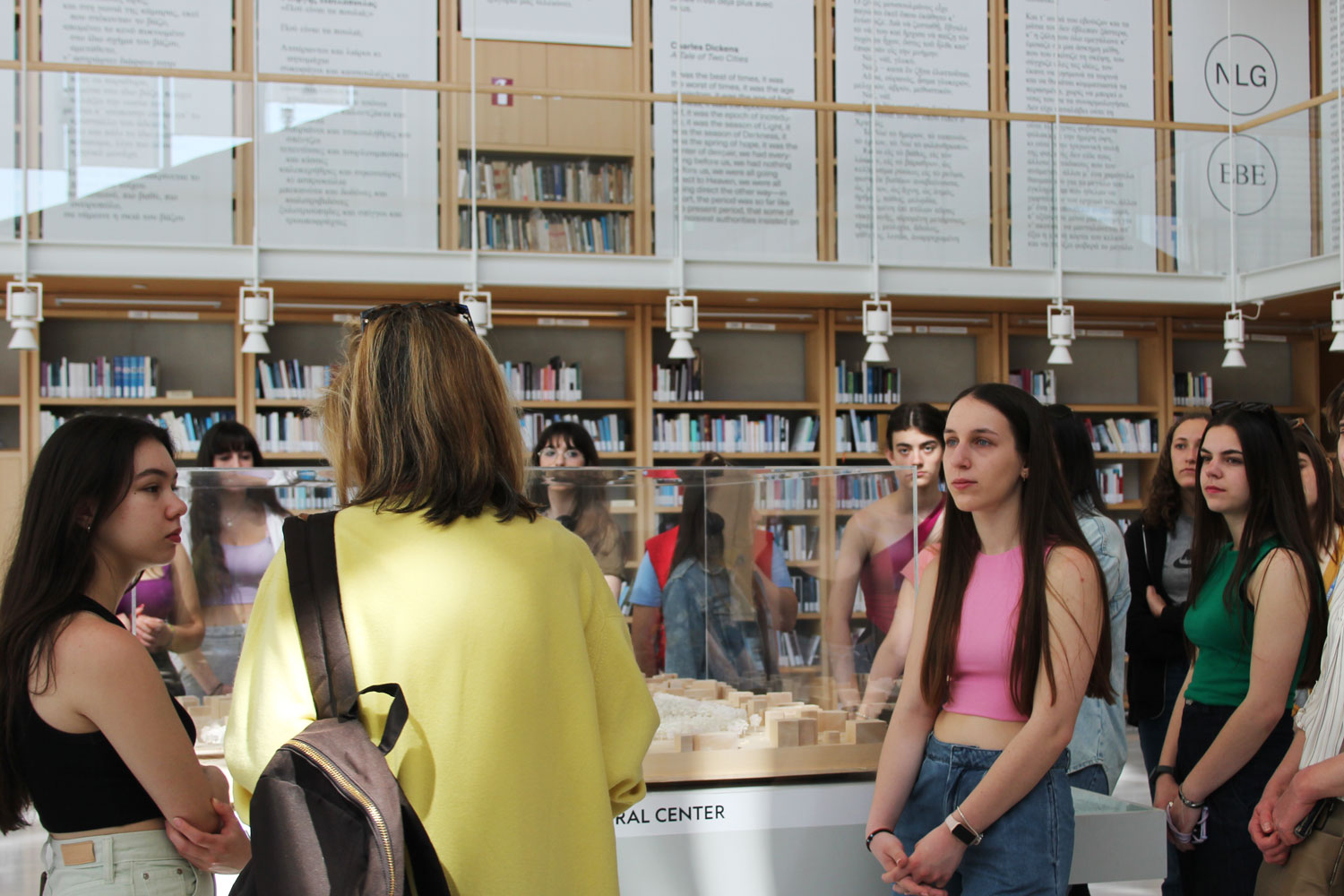 Μια ομάδα μαθητριών στην Εθνική Βιβλιοθήκη της Ελλάδος στο ΚΠΙΣΝ
