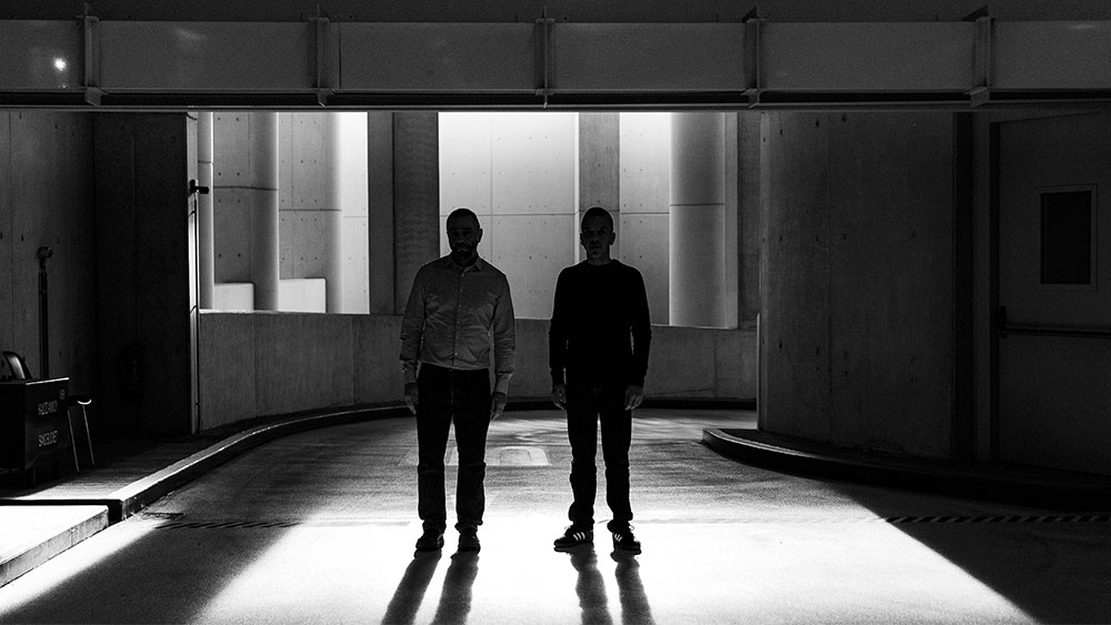 Δύο άντρες στέκονται στην Εναλλακτική Σκήνή της Εθνικής Λυρικής Σκηνής