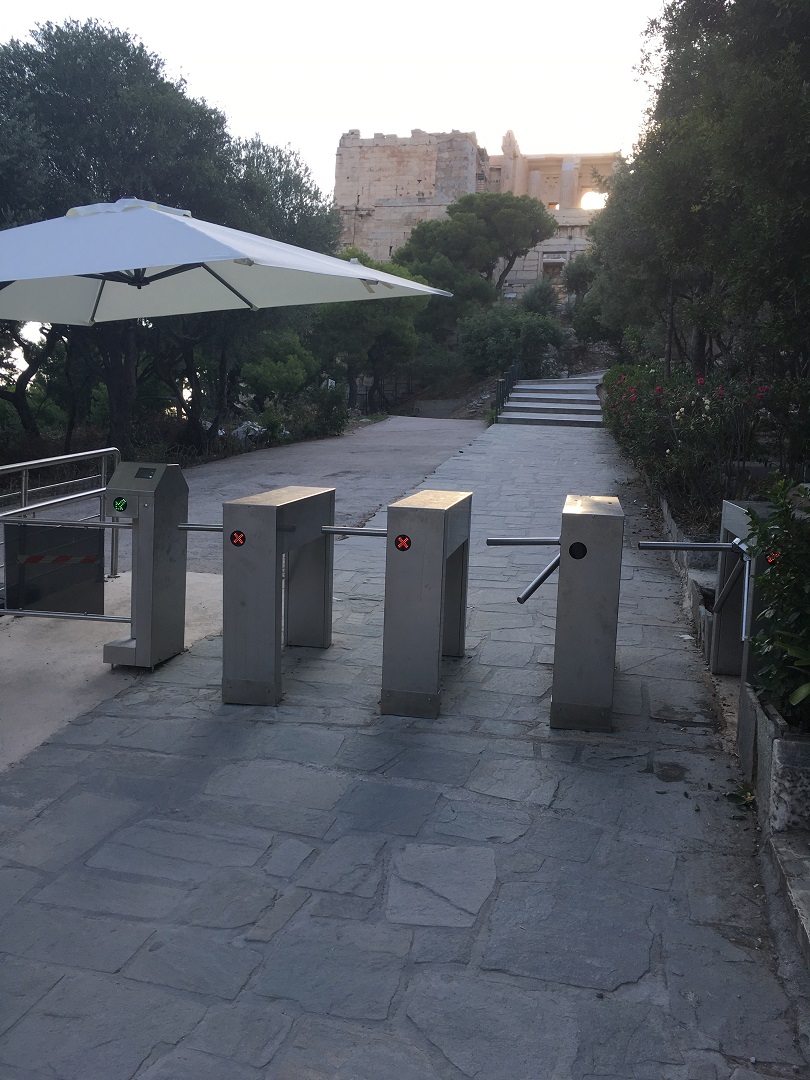 Φωτογραφία που δείχνει τους ελέγχους εισόδου που έχουν τοποθετηθεί για τη χρήση του e-ticket