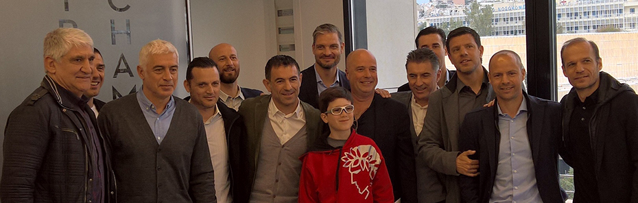 Τα μέλη της ελληνικής ομάδας των πρωταθλητών του Euro 2004 χαμογελούν και φωτογραφίζονται με μέλη του Ιδρύματος Σταύρος Νιάρχος