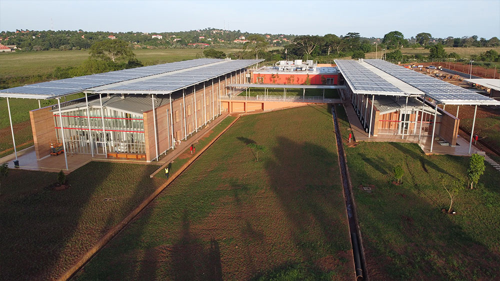 Μια μακρινή φωτογραφία του εξωτερικού του Νοσοκομείου Παιδιατρικής Χειρουργικής, στην Entebbe της Ουγκάντα