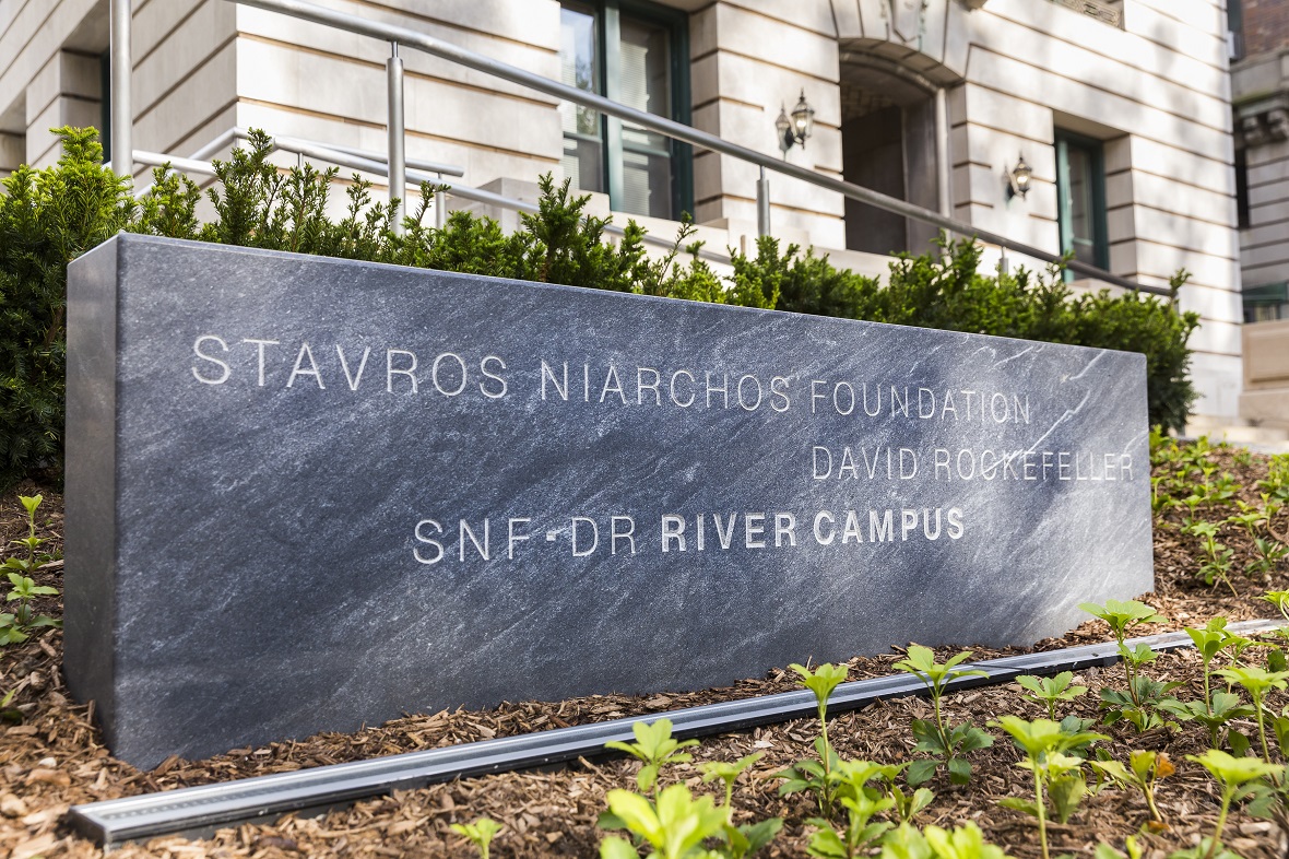 Φωτογραφία η οποία δείχνει μια επιγραφή που γράφει STAVROS NIARCHOS FOUNDATION DAVID ROCKEFELLER SNF - DR RIVER CAMPUS