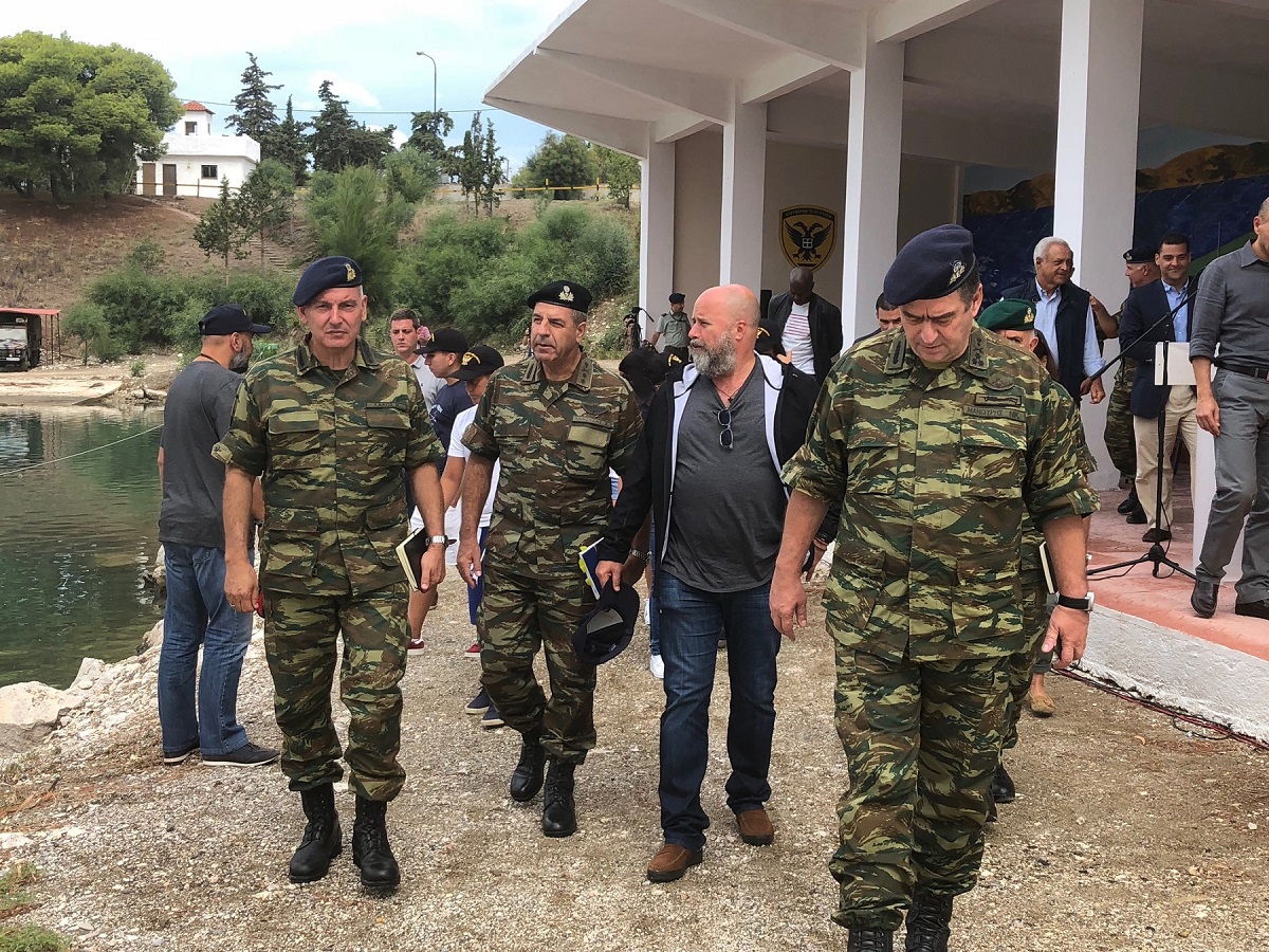 Ο Ανδρέας Δρακόπουλος περπατά με μέλη της Σχολής του Ελληνικού Στρατού στο Λουτράκι