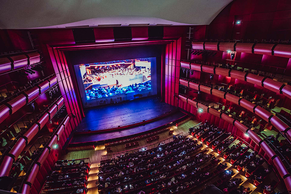 Η κεντρική σκηνή της Εθνικής Λυρικής Σκηνής γεμισμένη με κόσμο την παραμονή της Πρωτοχρονιάς