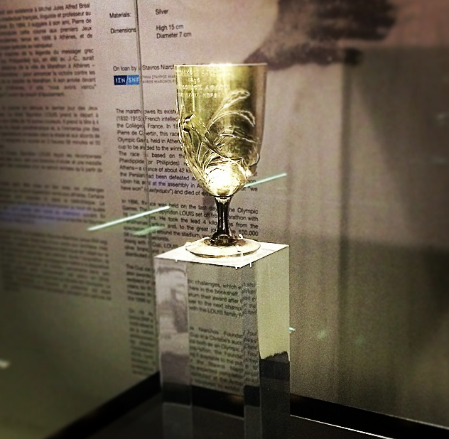 Ένα κοντινό πλάνο του κυπέλλου του Σπύρου Λούη, το οποίο είναι χρυσό με χαράξεις πάνω του