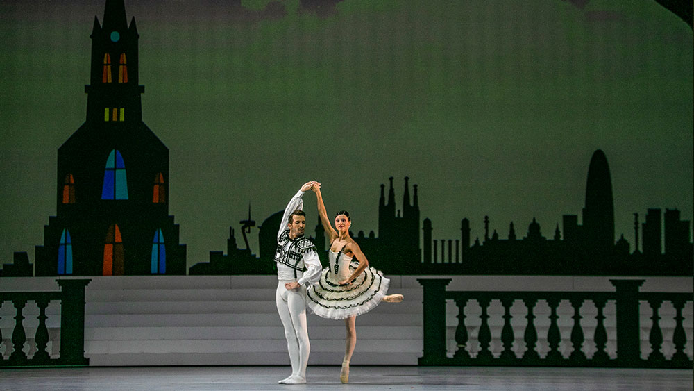 Ένας άνδρας και μια γυναίκα χορεύουν μπαλέτο στο πλαίσιο της παραγωγής του Δον Κιχώτη