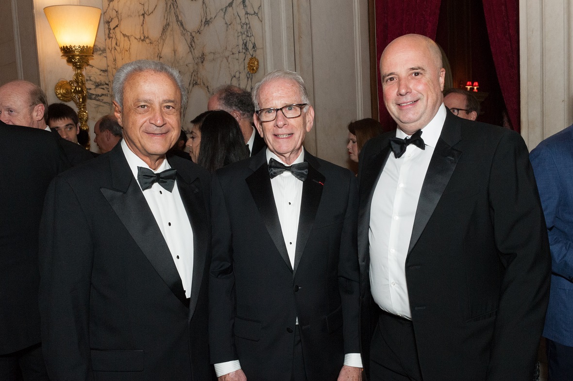 Ο Αντρέας Δρακόπουλος, Πρόεδρος του Ιδρύματος Σταύρος Νιάρχος, στέκεται μαζί με άλλους δύο άντρες και χαμογελούν για μια αναμνηστική φωτογραφία 