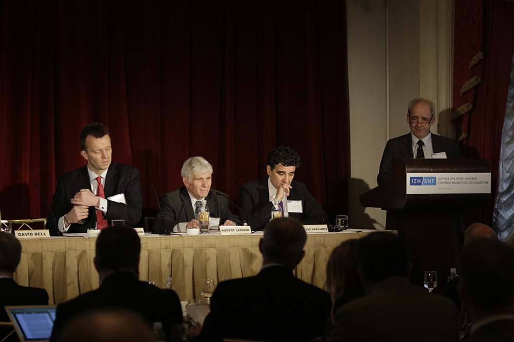 Τέσσερα μέλη του συνεδρίου μιλούν στη σκηνή, ενώ ένα από αυτά βρίσκεται στο βήμα