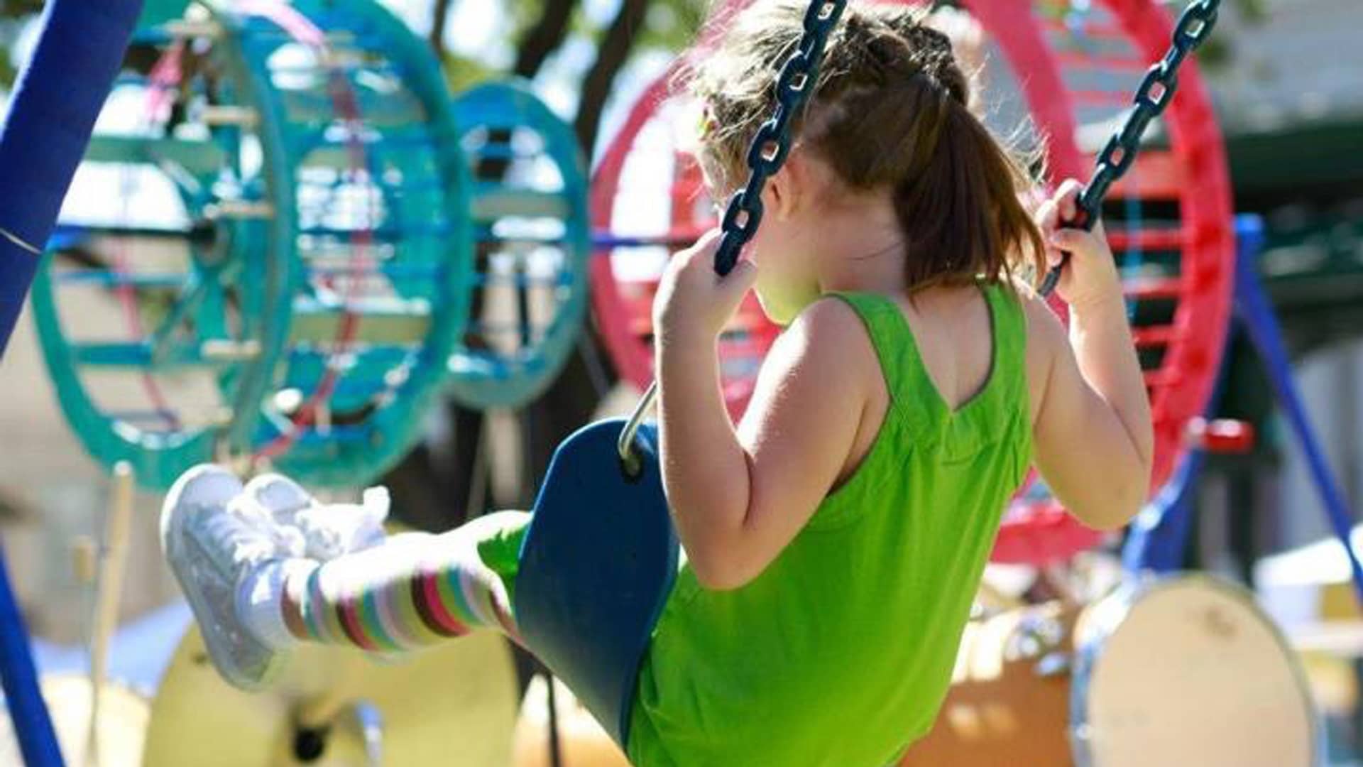 Φωτογραφία από ένα κοριτσάκι που κάνει κούνια