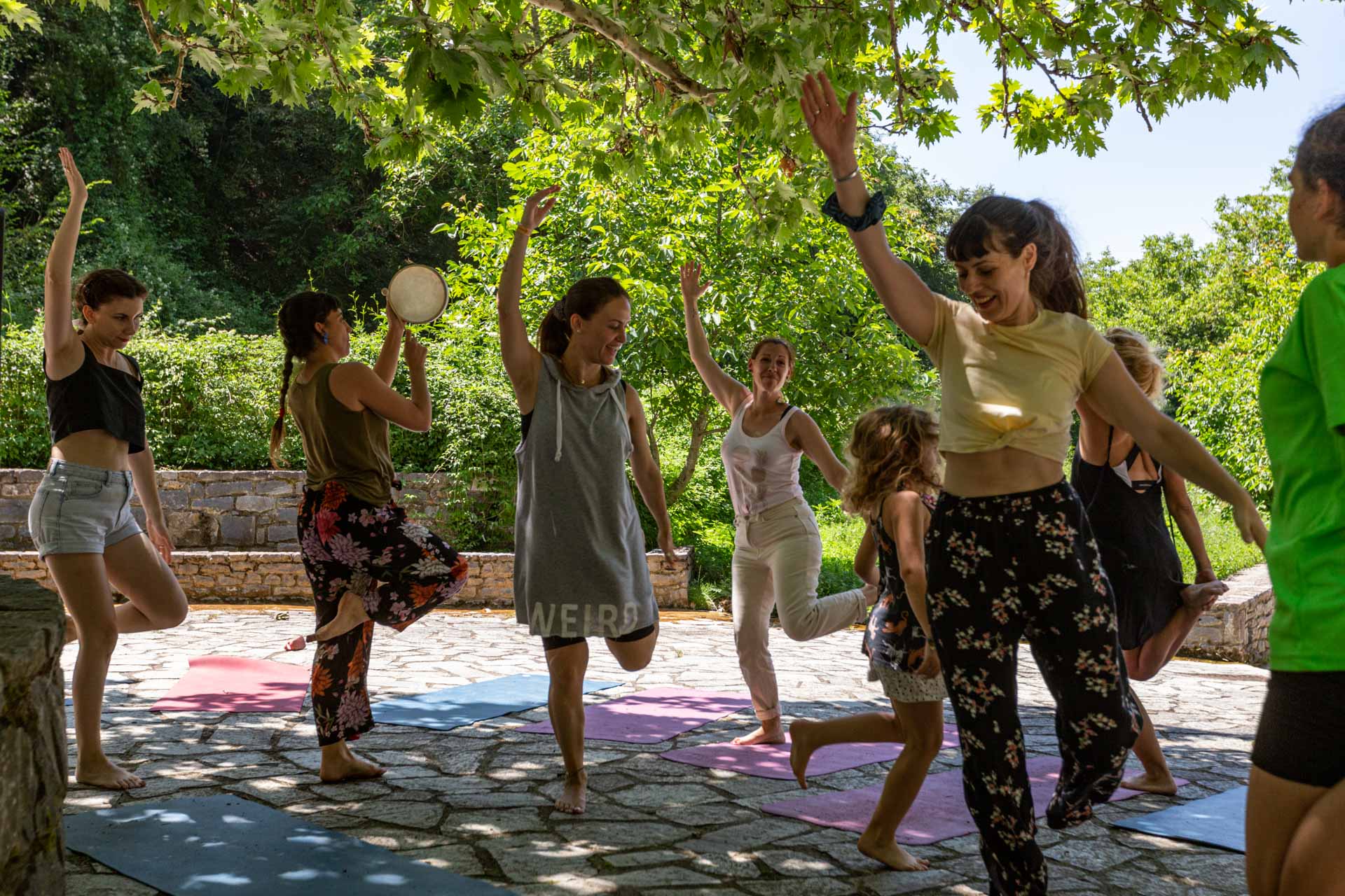 Ένα γκρουπ νέων κοριτσιών χορεύει στη φύση 
