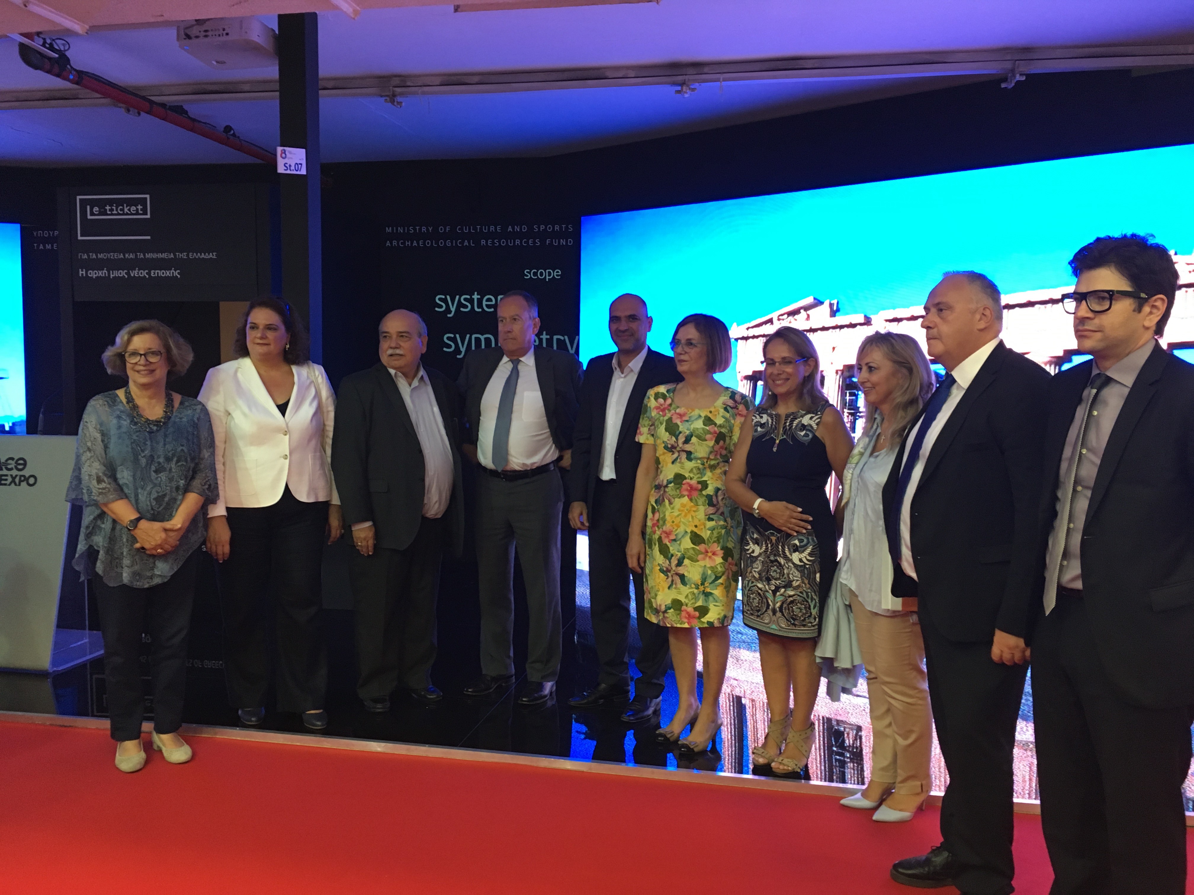 Μια ομάδα ανθρώπων στέκεται για μια αναμνηστική φωτογραφία 