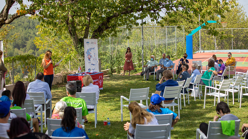 Οι αθλητές των Special Olympic Hellas και γονείς κάθονται έξω για να παρακολουθήσουν μια παρουσίαση