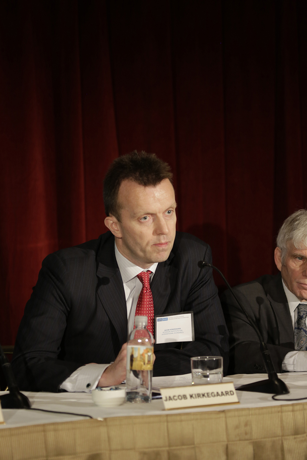 Ένας άνδρας που ανήκει στους εκπροσώπους της διάσκεψης κάθεται στο τραπέζι