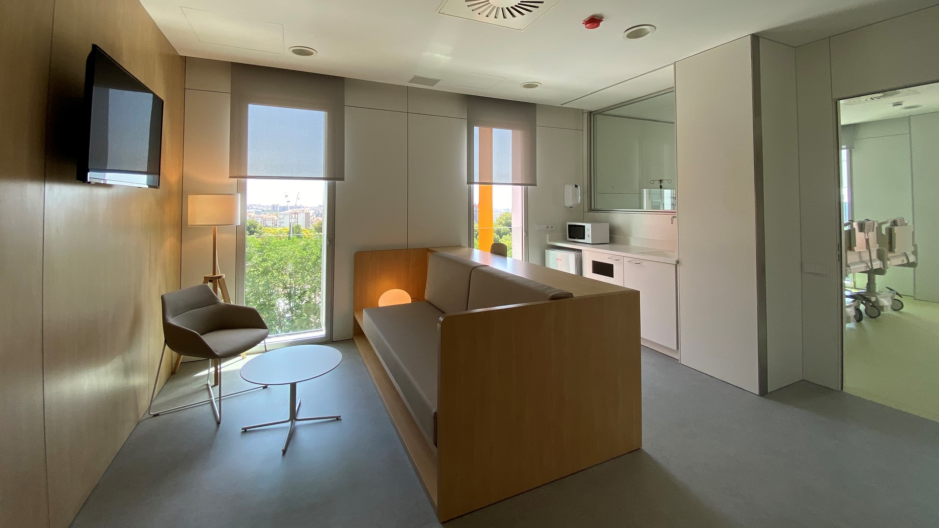 Φωτογραφία μιας αίθουσας αναμονής, η οποία περιλαμβάνει μια τηλεόραση και έναν καναπέ, στο Παιδιατρικό Κέντρο Καρκίνου στο Νοσοκομείο Παίδων Sant Joan de Déu στη Βαρκελώνη