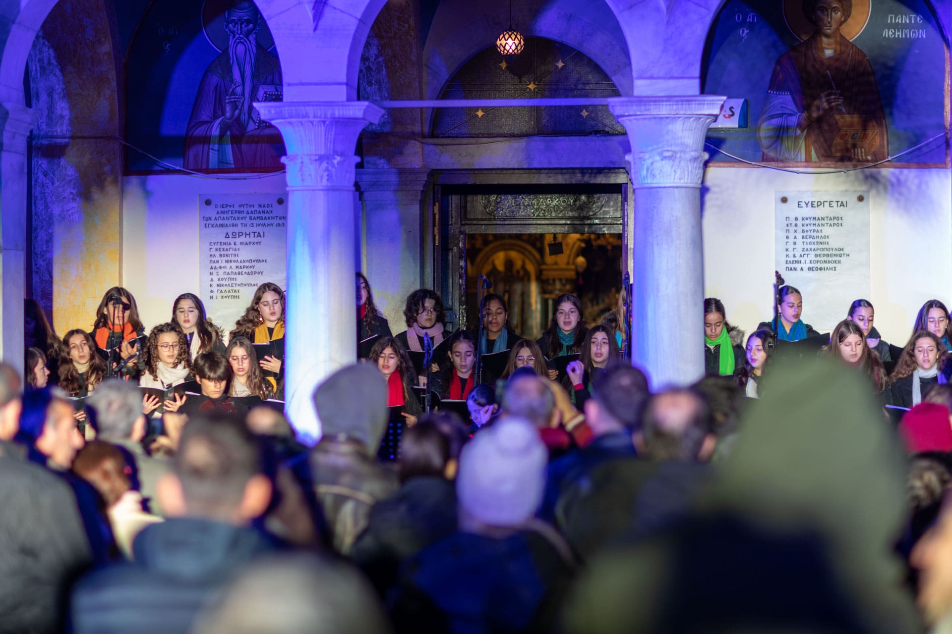 Μια χορωδία τραγουδά μπροστά από μια εκκλησία.