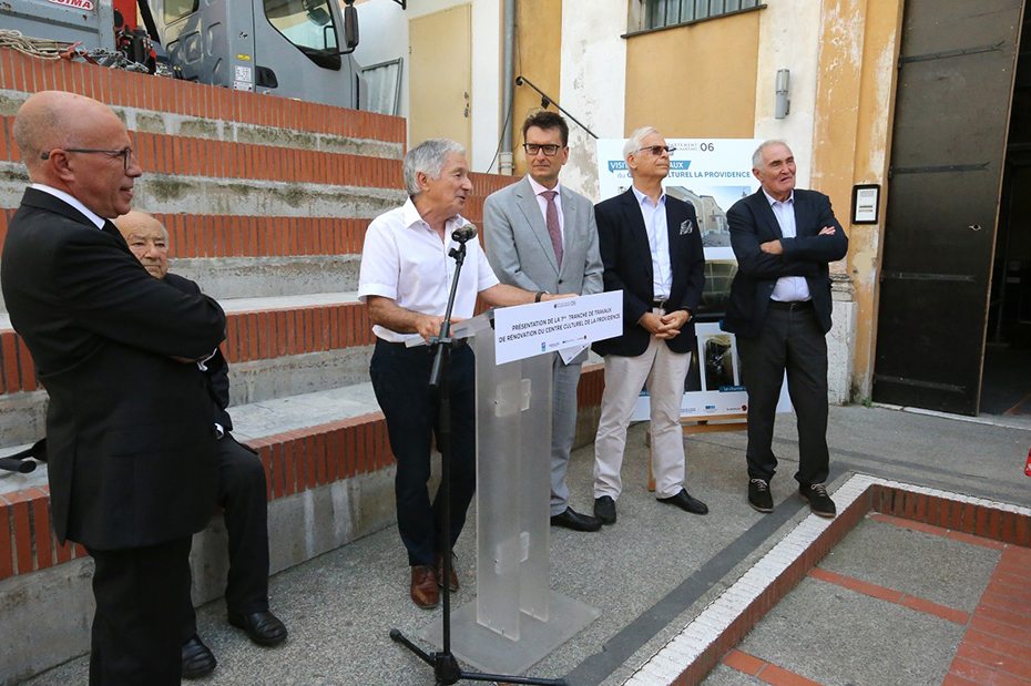 Έξι άνδρες έξω από την κατασκευή του ανακαινισμένου πολιτιστικού κέντρου La Providence και του Théâtre de La Semeuse