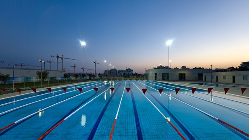 Κοντινή φωτογραφία τραβηγμένη τη νύχτα που δείχνει μια  εξωτερική προπονητική πισίνα