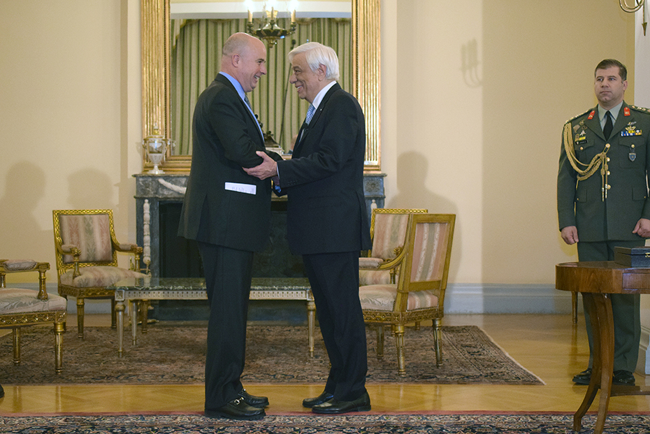 Ο Αντρέας Δρακόπουλος, Πρόεδρος του Ιδρύματος Σταύρος Νιάρχος, με τον Προκόπη Παυλόπουλο στον χώρο του Μέγαρου Μαξίμου δίνουν χειραψία 