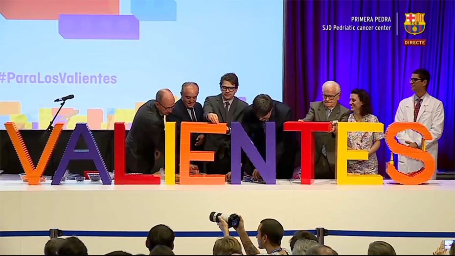 Μέλη του Νοσοκομείου και του Ιδρύματος Σταύρος Νιάρχος υπογράφουν έγγραφα μπροστά σε πλήθος κόσμου