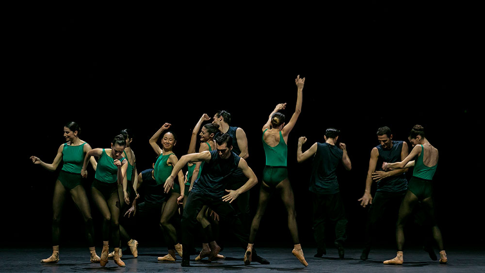 Άνδρες και γυναίκες χορεύουν στην Εναλλακτική Σκηνή της Εθνικής Λυρικής Σκηνής