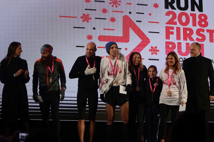 Μια ομάδα ανθρώπων που έχουν μετάλιο , στέκονται για μια αναμνηστική φωτογραφία 