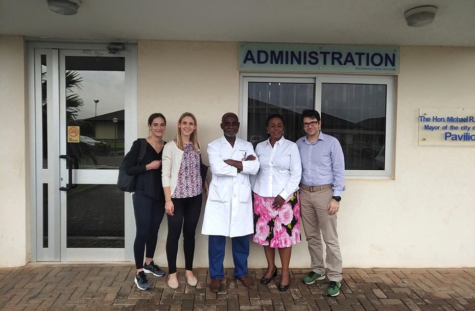 Μέλη του Ιδρύματος Σταύρος Νιάρχος φωτογραφίζονται με ανθρώπους με τους οποίους συνεργάστηκαν σε προγράμματα στη Γκάνα