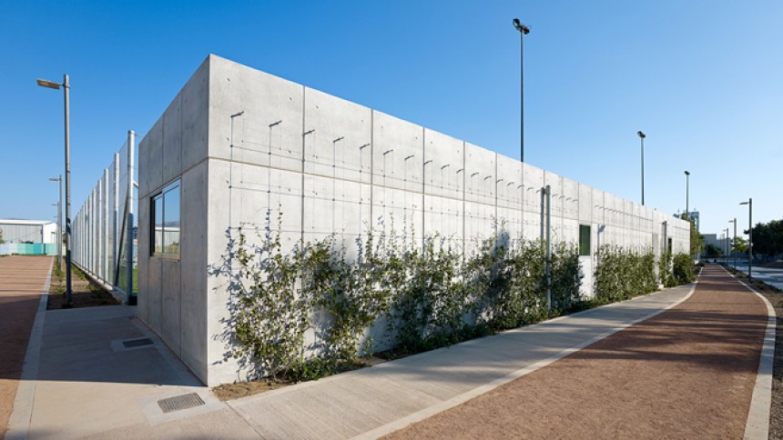 Φωτογραφία που δείχνει το εξωτερικό ενός κτηρίου μπροστά από το οποίο υπάρχει ένας ποδηλατόδρομος